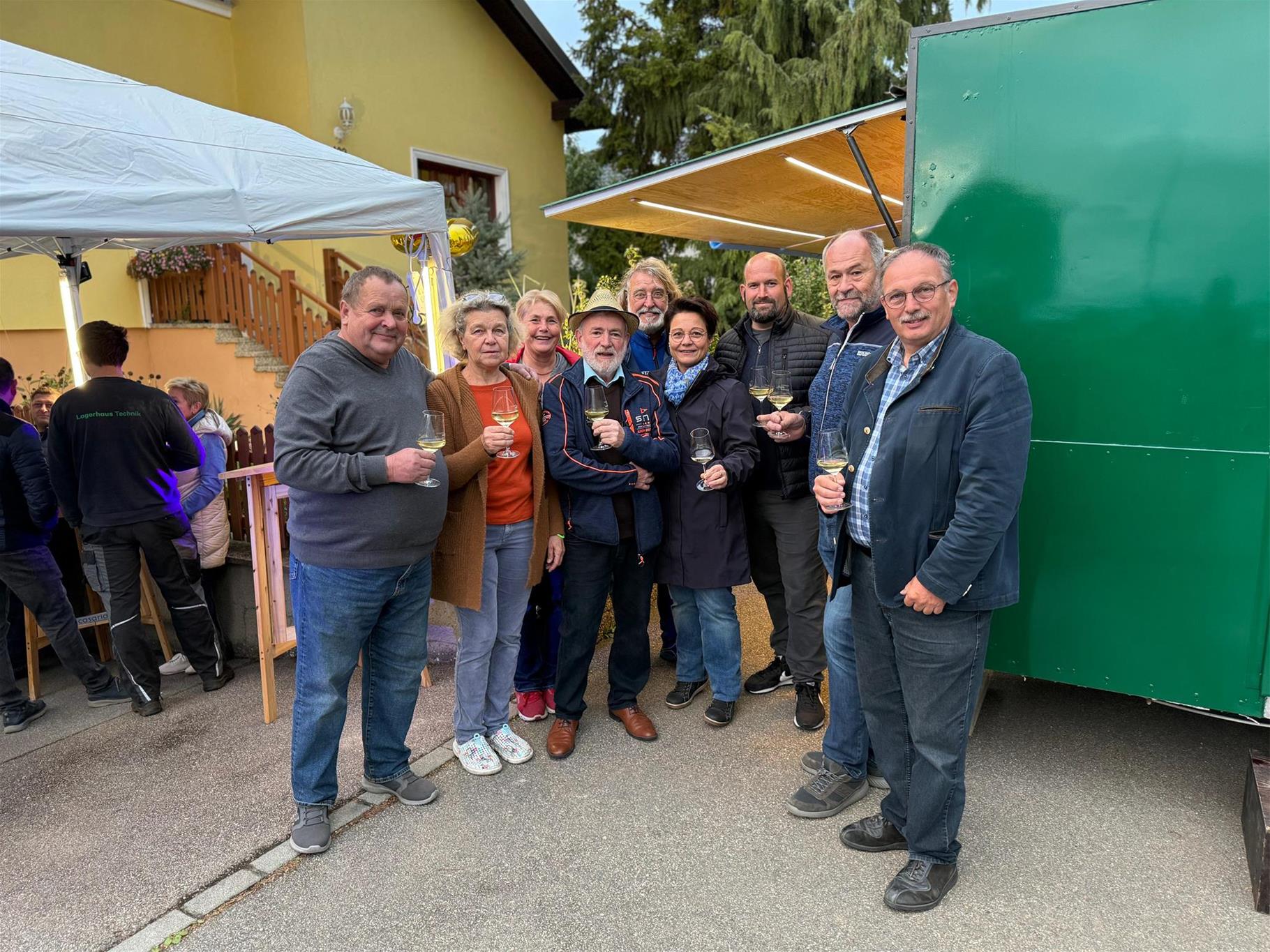 Der Jubilar steht umringt von vielen Gratulanten zu seinem 70er