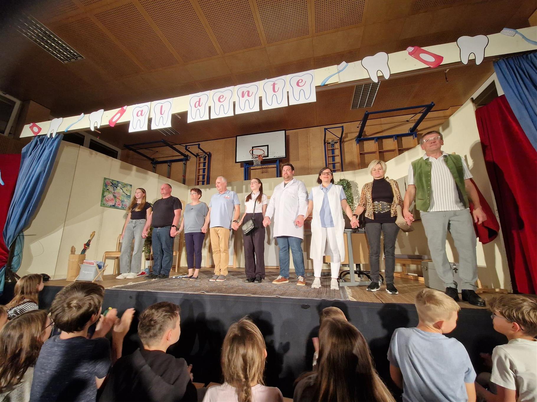 Theatergruppe nach der Vorstellung