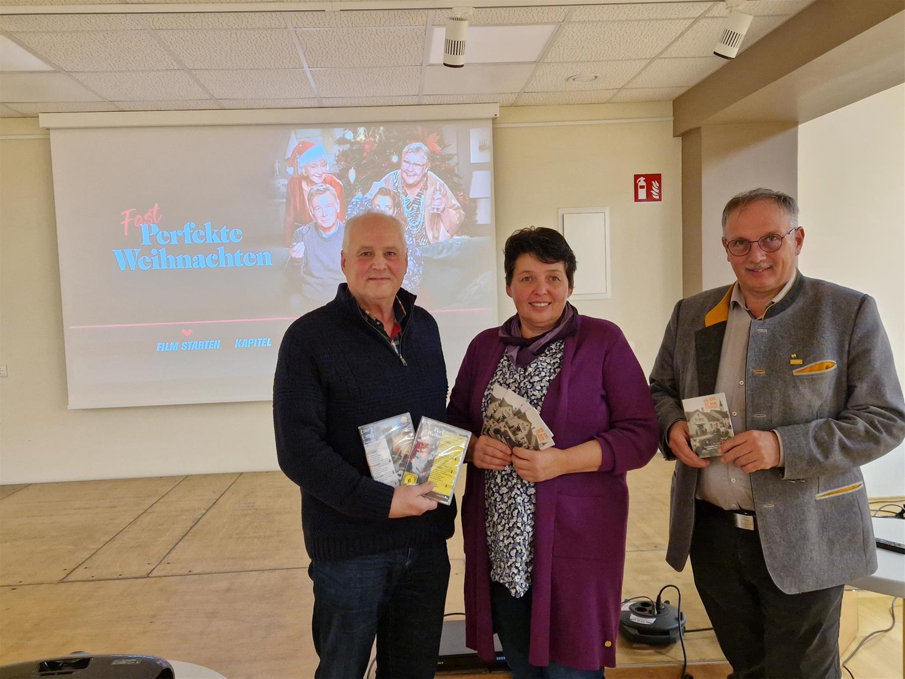 von links nach rechts stehen Christian Andre, Annemarie Maurer, Richard Hogl