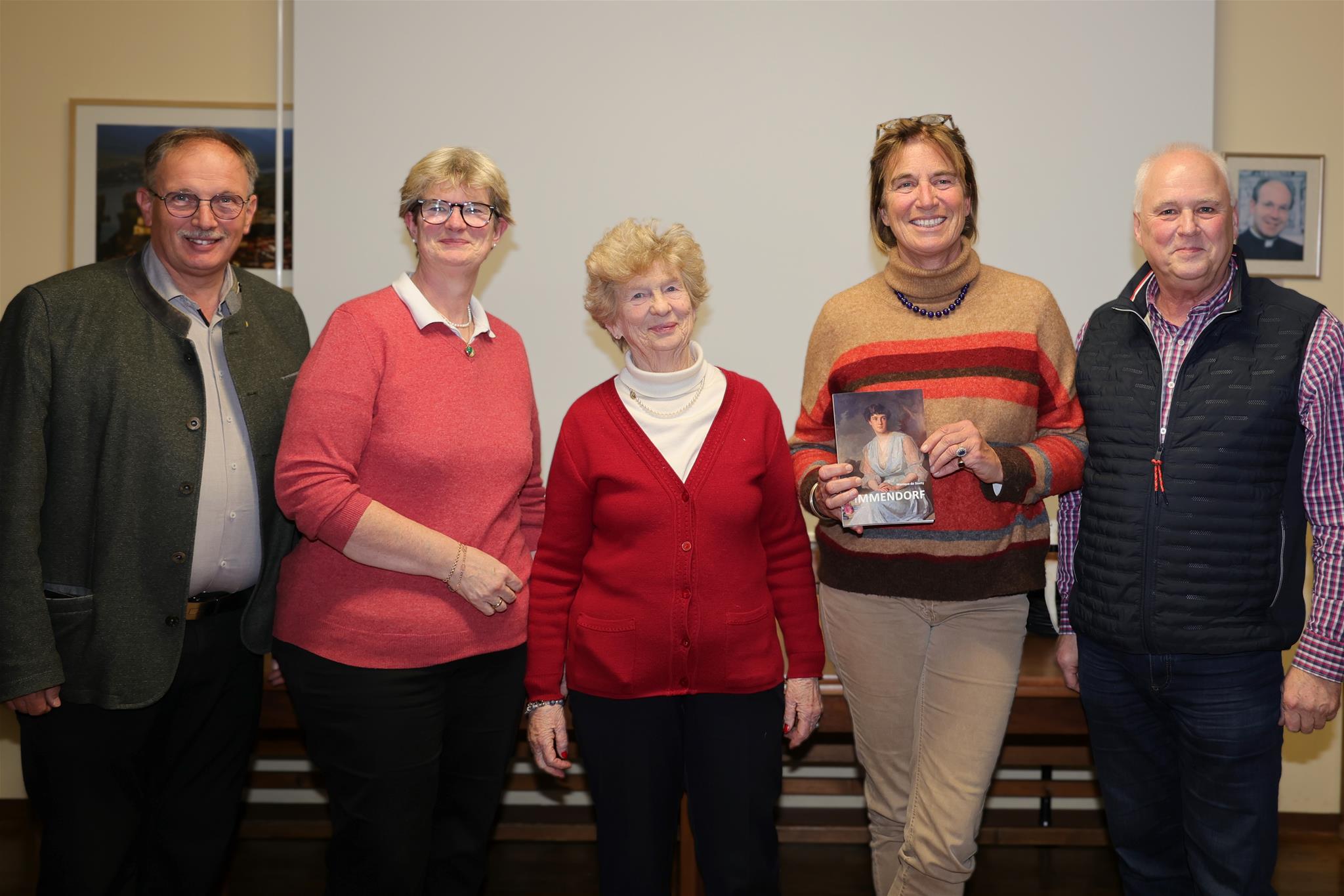 von links nach rechts stehen Richard Hogl, Therese Plappart, Angela Freudenthal, Monique de Sinety, Christian Andre