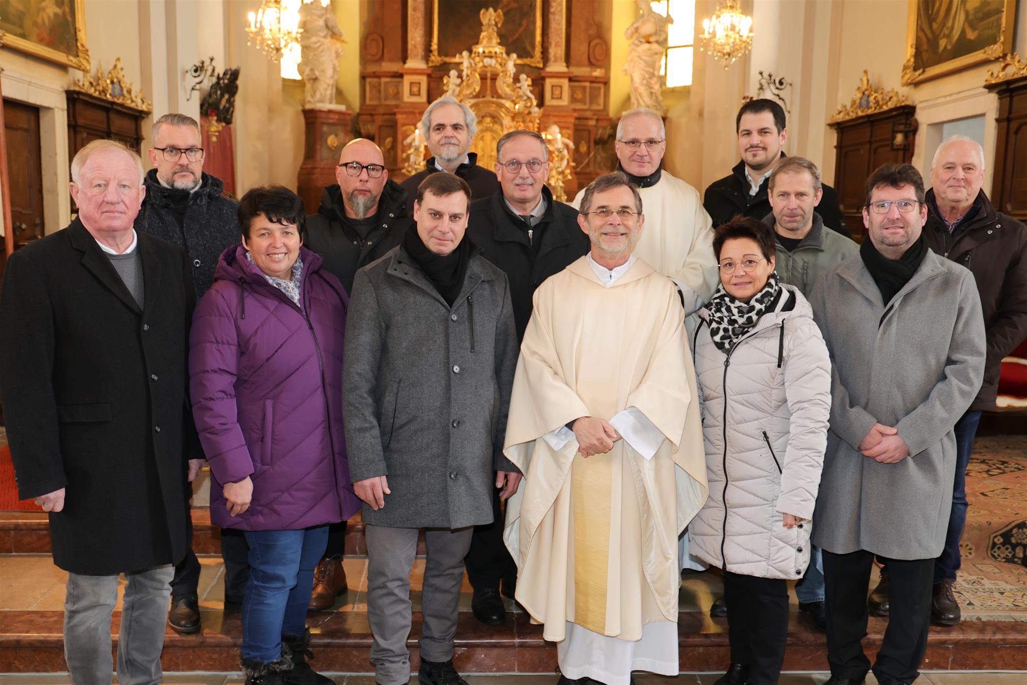 von links nach rechts stehen Gerhard Sklenar, Rene Smode, Annemarie Maurer, Matthias Brauneis, Herbert Fellinger, Karl Schauer, Richard Hogl, Josef Grünwidl, P. Michael Fritz, Petra Thürr, Stefan Vietze, Kurt Ernst, Werner Bischof, Christian Andre
