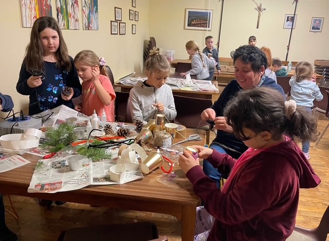Kinder beim Basteln mit Annemarie Maurer