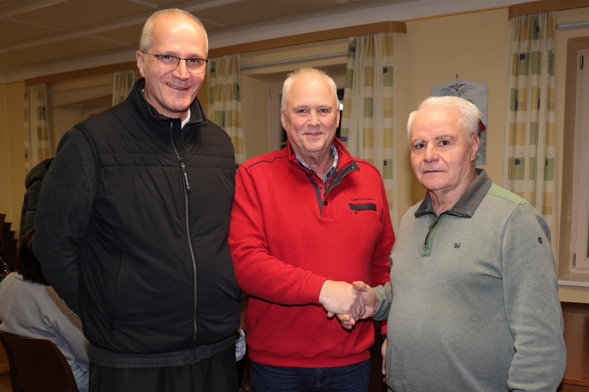 von links nach rechts stehen Pater Michael Fritz, Christian Andre und Anton Hagendorfer