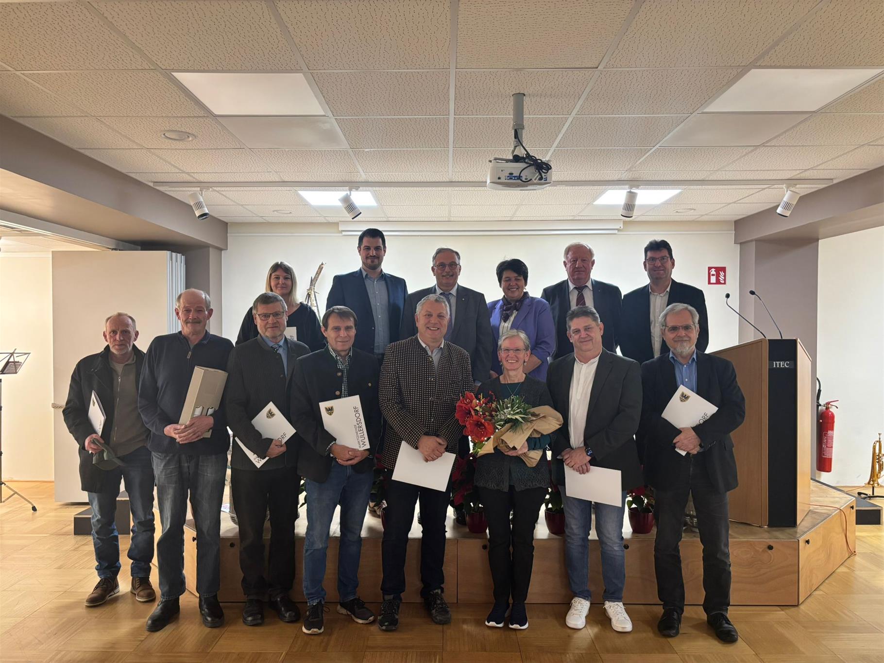 von links nach rechts stehen Gerhard Wunsch, Anton Urban, Nicole Jekel, Josef Scheibböck, Stefan Vietze, Günther Rohrer, Richard Hogl, Annemarie Maurer, Gerlinde Handler, Gerhard Sklenar, Gerald Patschka, Werner Bischof, Herbert Fellinger