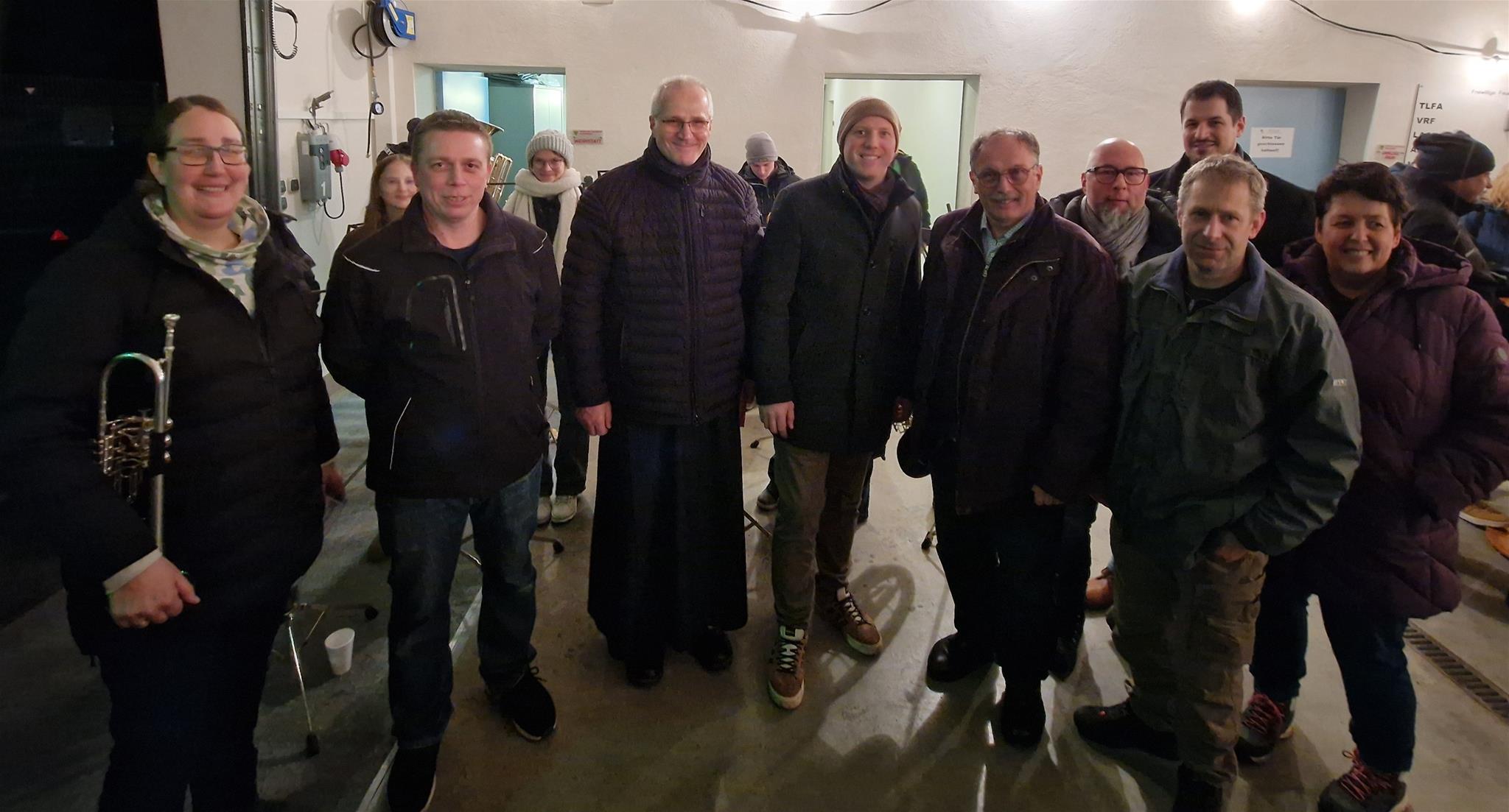 Im Bild stehen Verena Lassel, Markus Zahlbrecht, P. Michael Fritz, Richard Hogl, Matthias Brauneis, Stefan Viezte, Kurt Ernst, Annemarie Maurer