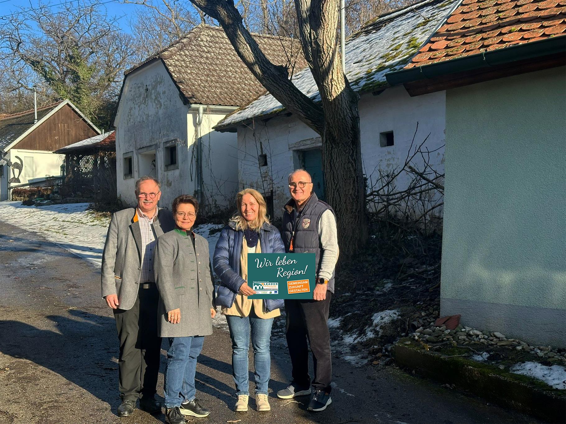 LTAG. Bgm. Richard Hogl, GR Petra Thürr, LEADER GF Renate Mihle und LEADER Obm. Peter Steinbach setzen sich mit dem Kellergassenmanagement dafür ein, dass Kellergassen als Alleinstellungsmerkmal und Kulturgut im Weinviertel erhalten bleiben.