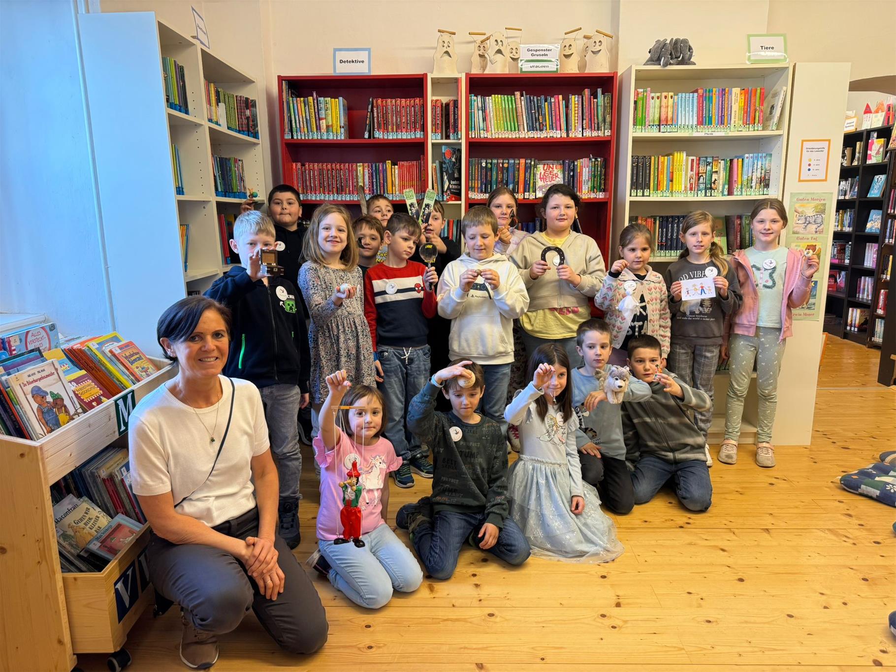 Die Kinder zeigen die gefundenen Gegenstände in die Kamera.