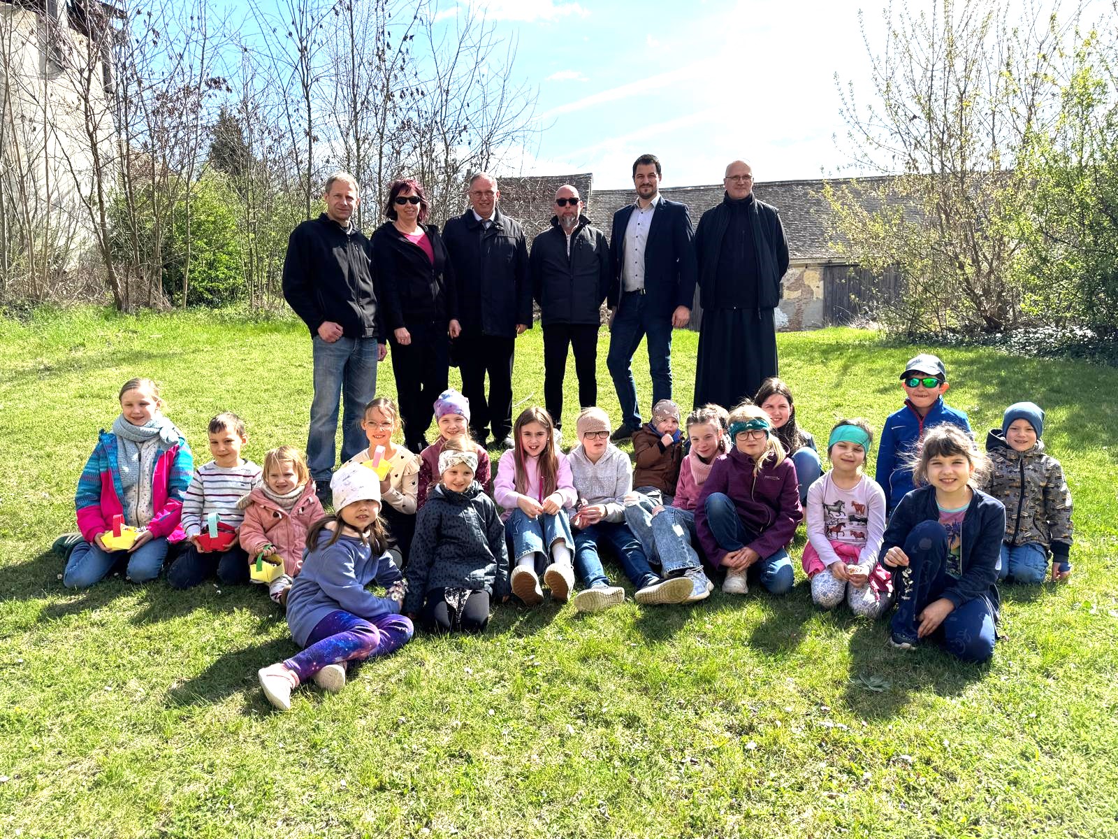 im Bild - einige Kinder, Organisatorin und Ehrengäste - [Erwachsene - v.l.n.r.]: Kurt Ernst, Sandra Trittenwein, Richard Hogl, Matthias Brauneis, Stefan Vietze, P. Michael Fritz