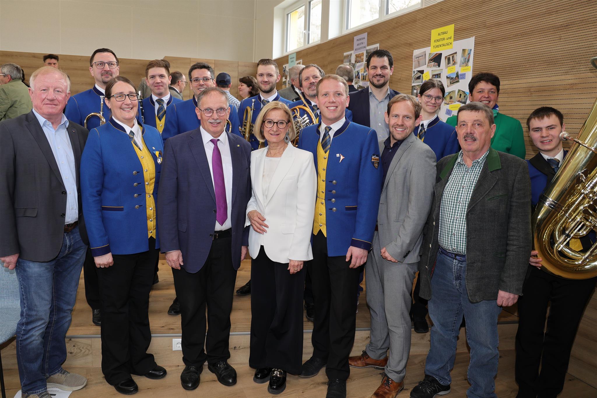 im Bild - einige MusikerInnen, sowie Ehrengäste - v.l.n.r.: G. Sklenar, A. Trappl, V. Lassel, S. Rohrer, S. Arbes, R. Hogl, N. Jelinek, J. Mikl-Leitner, C. Lassel, L. Rohrer, S. Vietze, G. Ecker, T. Scheibböck, A. Maurer, A. Zahlbrecht, S. Scheibböck