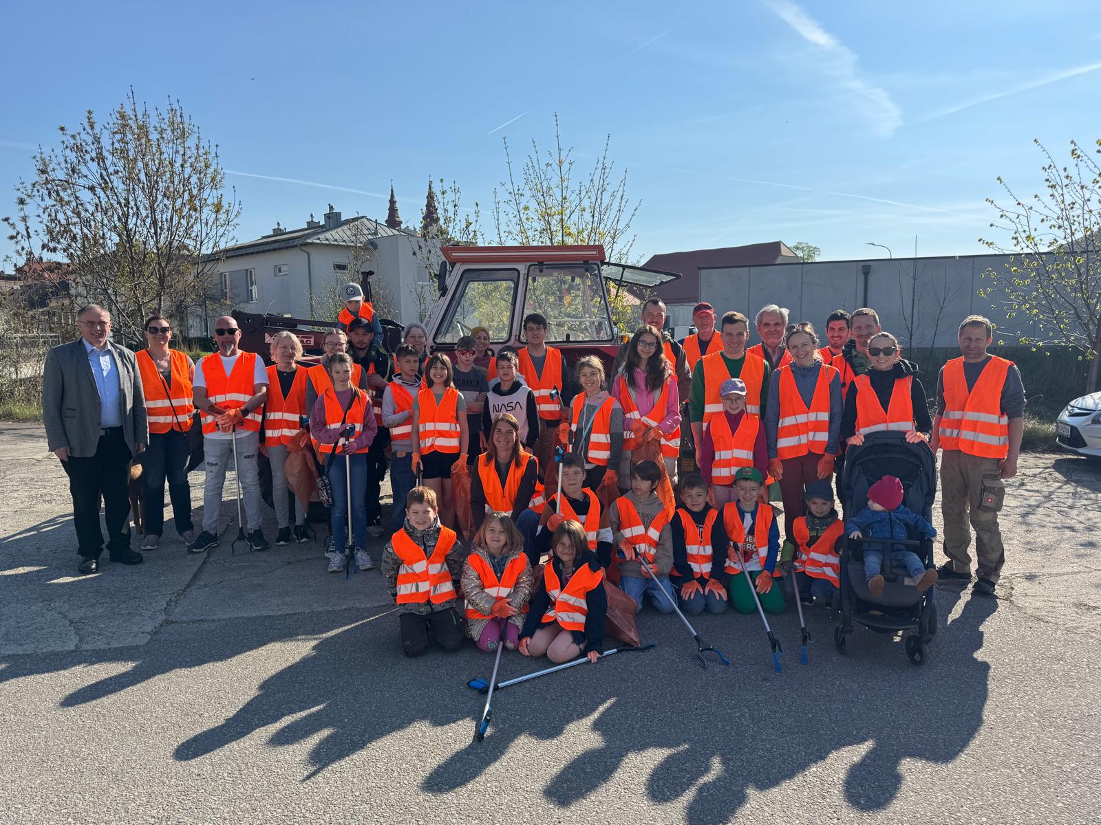 im Bild - [Fotocredit Andreas Schimlinger] - alle Teilnehmerinnen und Teilnehmer mit Bgm. Hogl