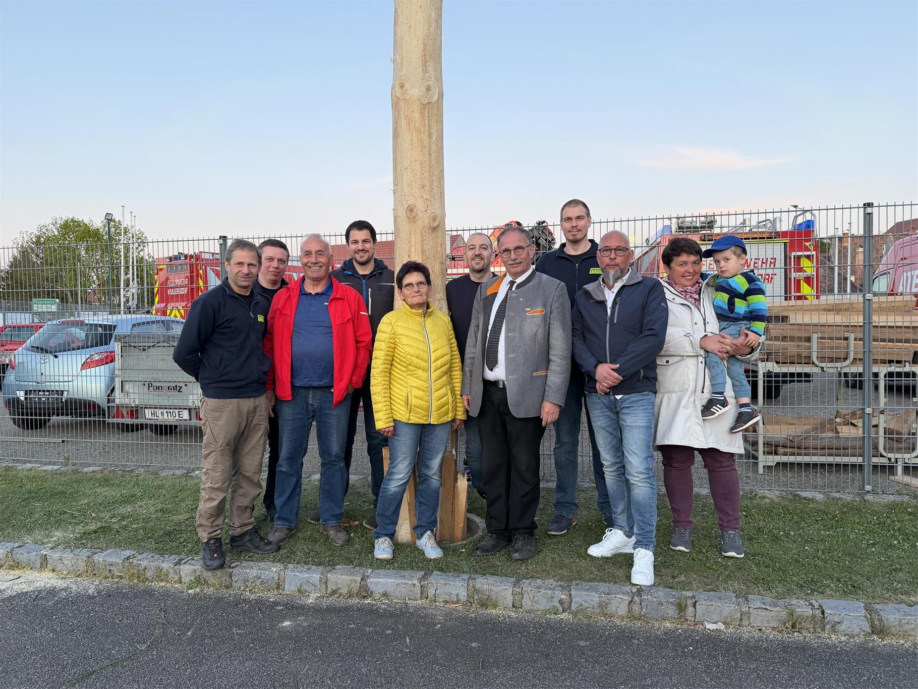 Text und Bild von Daniel Schimlinger - im Bild - v.l.n.r.: Kurt Enrst, Markus Zahlbrecht, Josef Mattes, Stefan Vietze, Monika Mattes, Gerd Schnötzinger, Richard Hogl, Christof Vietze, Matthias Brauneis, Annemarie Maurer mit Enkel Fabio Stöckl