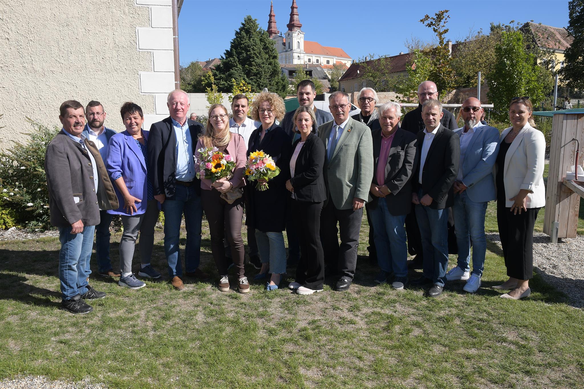Auf dem Bild befinden sich zahlreiche Ehrengäste und alle anwesenden Gemeindevertreterinnen und Gemeindevertreter