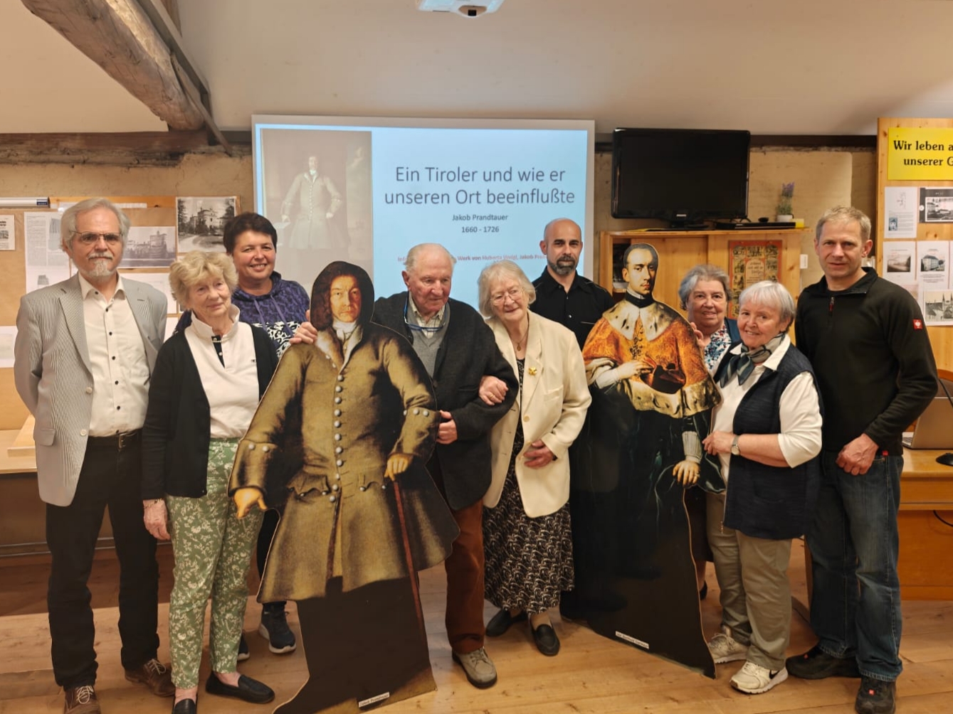 Im Bild, von rechts nach links Herbert Fellinger, Angela Freudenthal, Annemarie Maurer, Jakob Prandtauer [Statue], Wilhelm Helgert, Friedrun Helgert, Klaus Ernst, NN.[Statue], Brigitte Dick, Johanna Six, Kurt Ernst